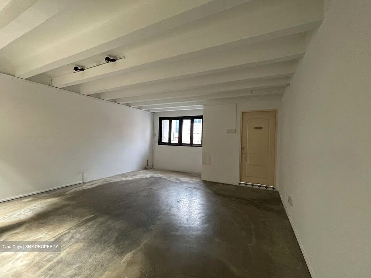 T-junction (D1), Office #495915431